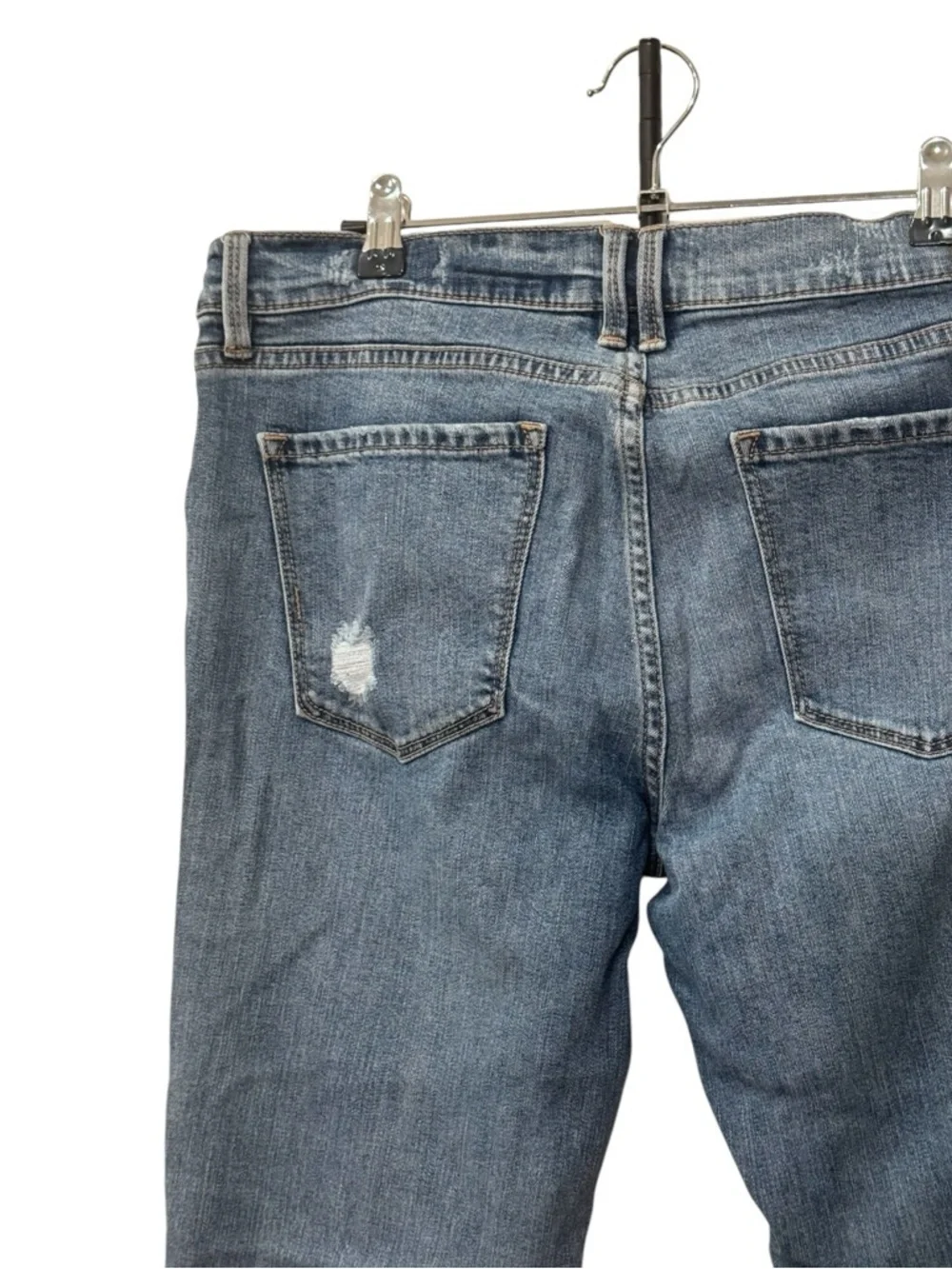 Level 99 women’s embroidered star distressed blue jeans size 30